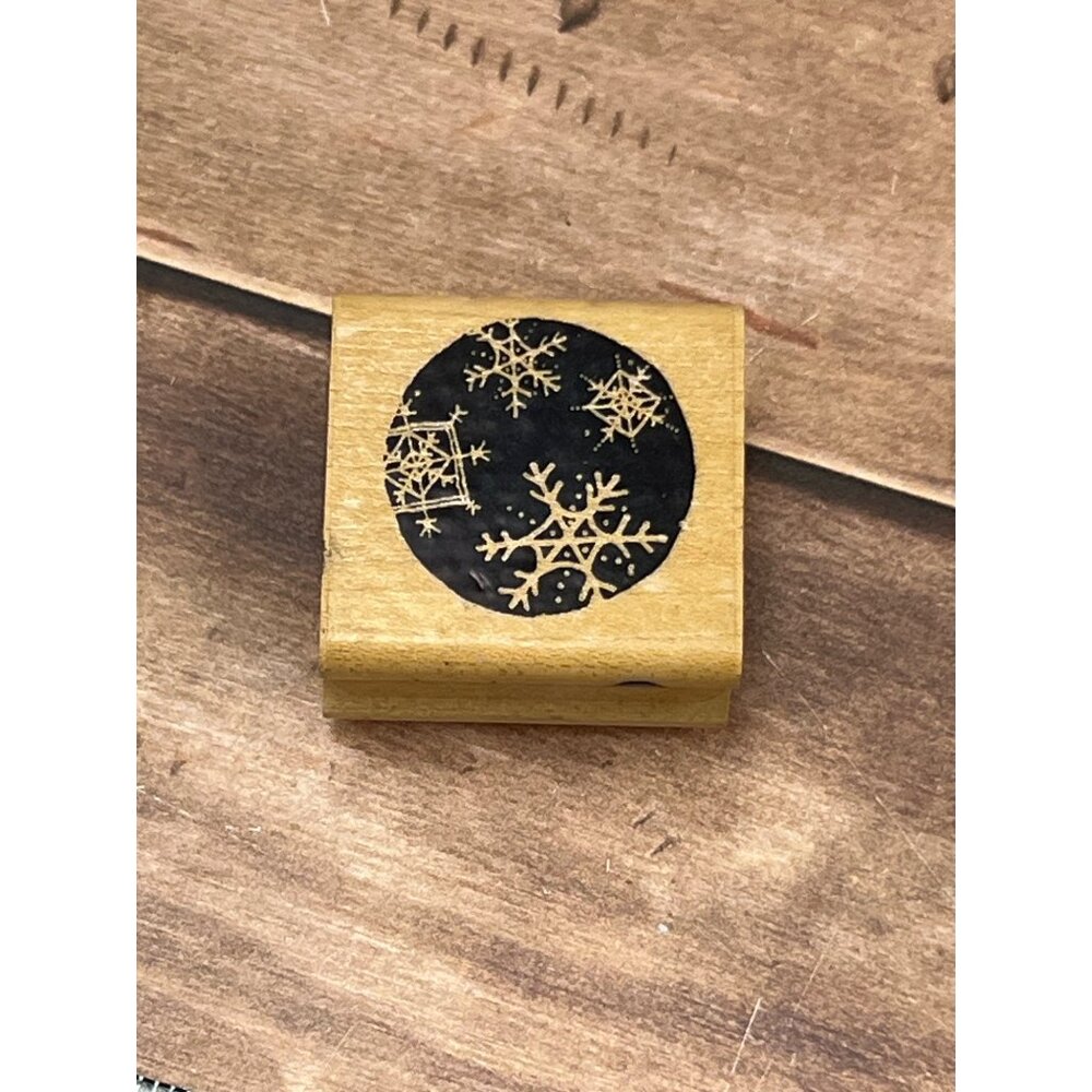 INKADINKADO 94582 SNOWFLAKE CIRCLE WOOD MOUNTED RUBBER STAMP BY DAWN HOUSER